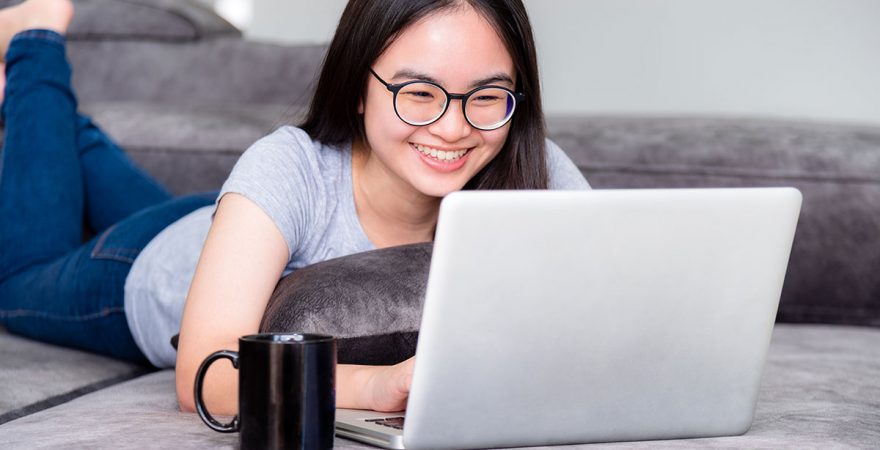 img-girl-working-from-home img-girl-working-from-home