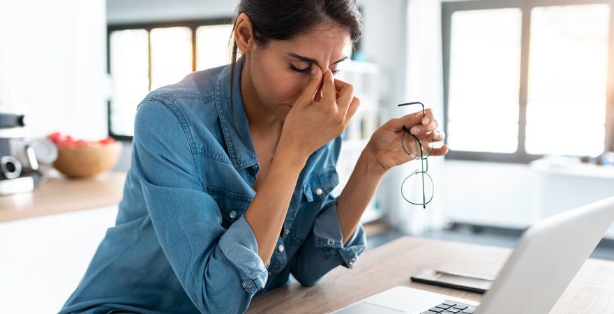 stressed-business-woman-working-from-home-on-lapto-NJS6LS3 stressed-business-woman-working-from-home-on-lapto-NJS6LS3